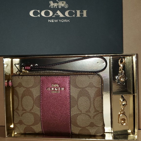 Coach Handbags - 🎁 Coach wristlet w/ 2 charms